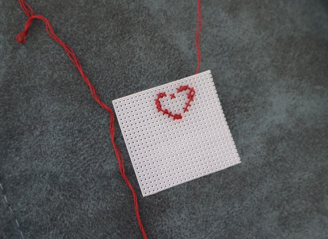 wyhaftowane czerwone serce