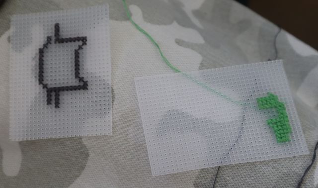 na zdjęciu dwa wyhaftowane obrazki