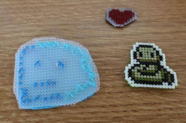 na zdjęciu wyhaftowane 3 obrazki