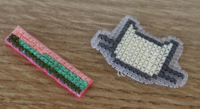 dwa wyhaftowane projekty