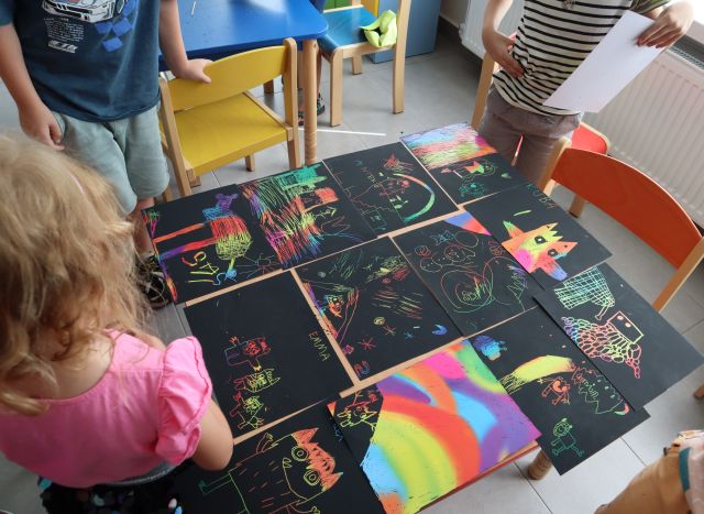 wydrapywanki dzieci na czarnych kartkach