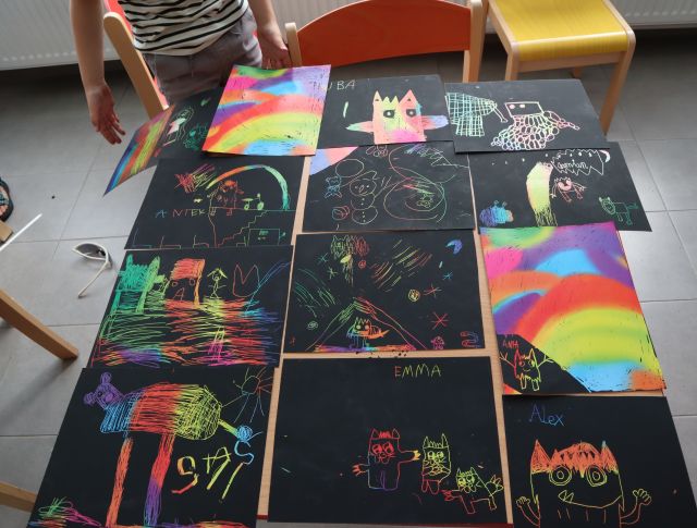 wydrapywanki dzieci na czarnych kartkach