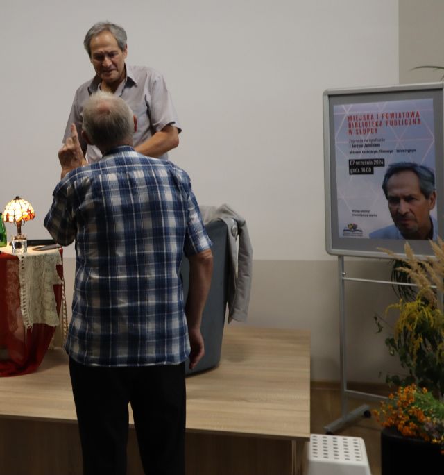 aktor rozmawia z uczestnikiem spotkania