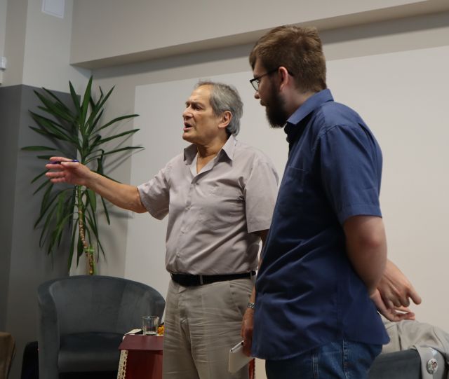 aktor rozmawia z uczestnikiem spotkania