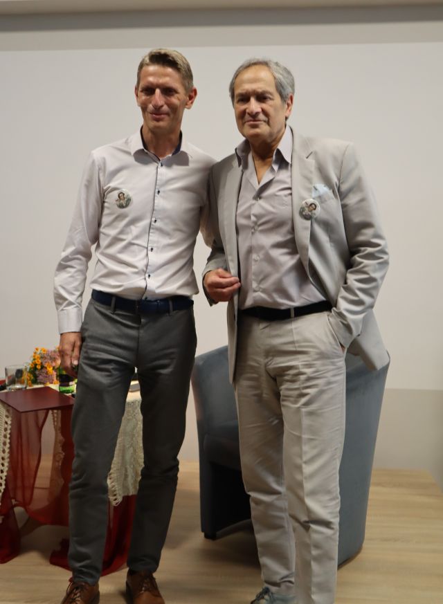 burmistrz pozuje do zdjęcia z aktorem