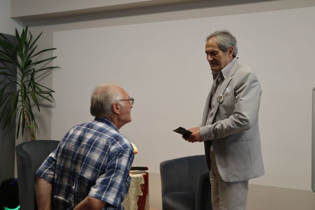 aktor rozmawia z uczestnikiem spotkania