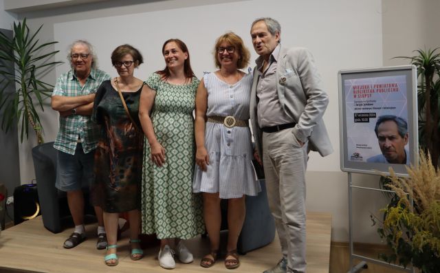 3 kobiety i mężczyzna pozują do zdjęcia z aktorem