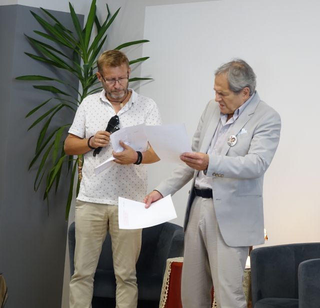 aktor z mężczyzną czytający tekst z kartek