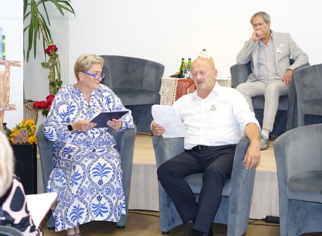 kobieta i mężczyzna czytający tekst, na scenie siedzi aktor