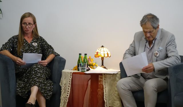 aktor z kobietą czytają tekst