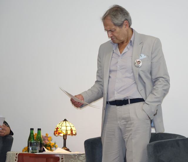 aktor czytający tekst