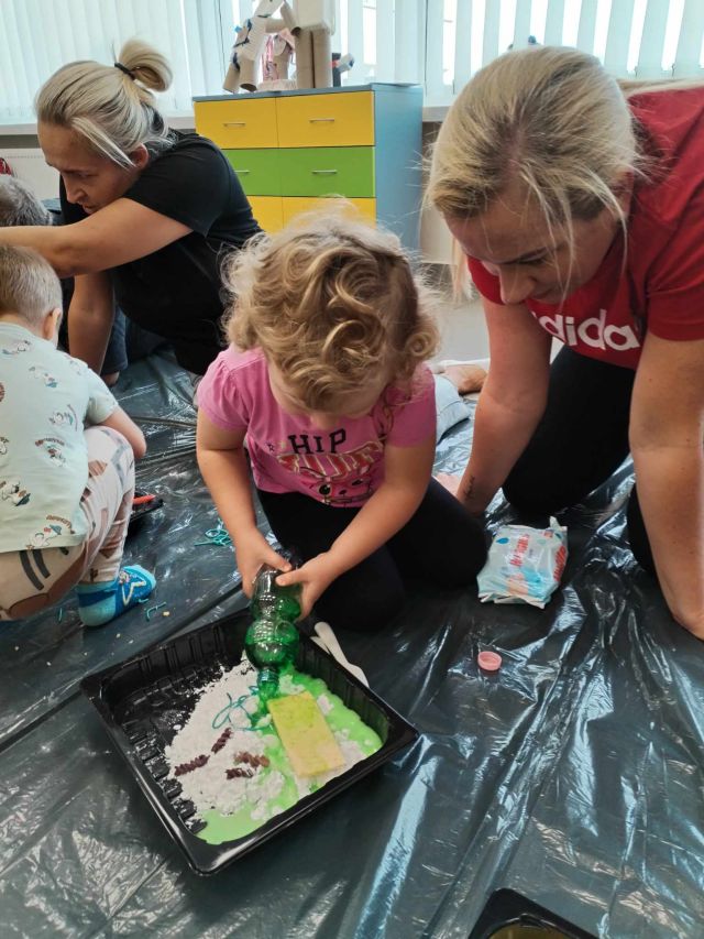 dziewczynka z mamą mieszają różne masy