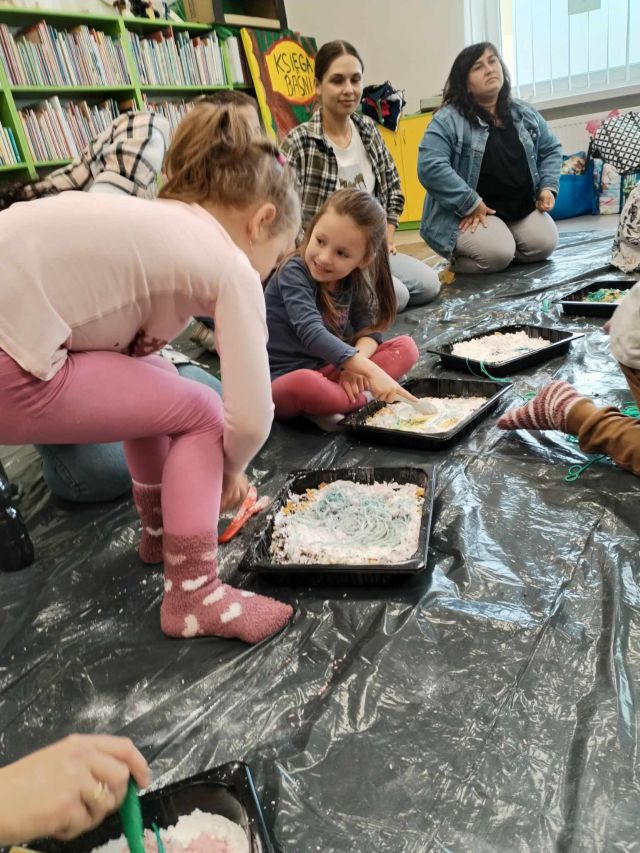 dzieci mieszają w tackach z różnymi masami