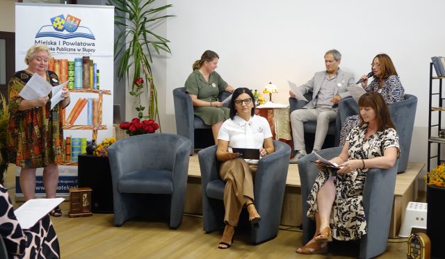 4 kobiety i aktor czytają teksty lektury