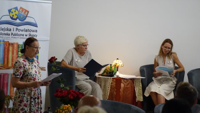 3 kobiety czytają tekst z kartek