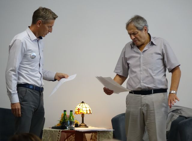 burmistrz i aktor czytają tekst z kartki