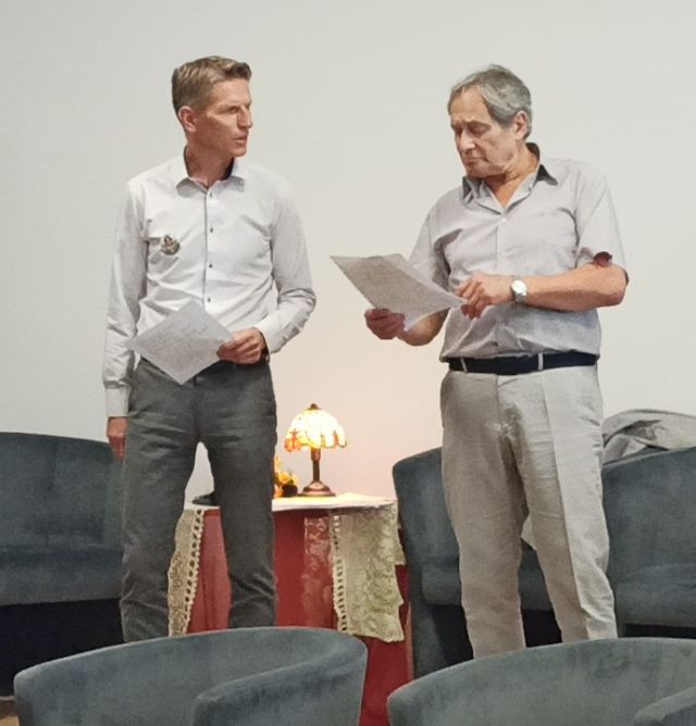 aktor i burmistrz czytają tekst lektury