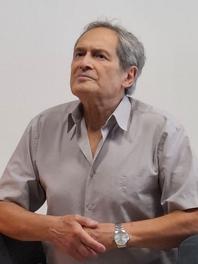 aktor siedzi zamyślony