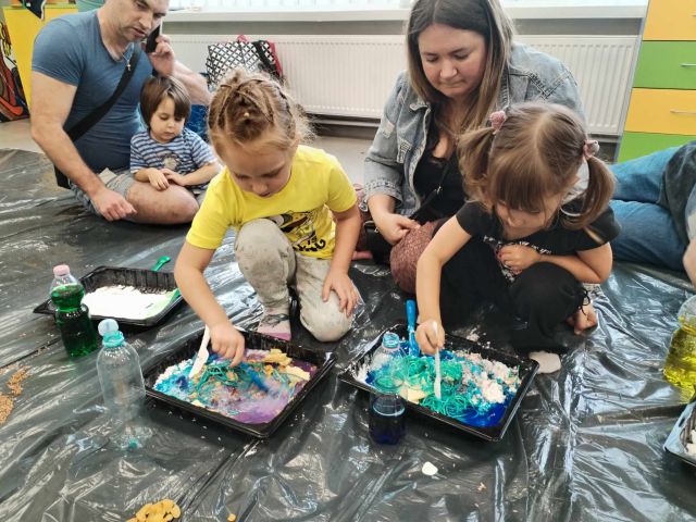 dzieci z rodzicami mieszają różne masy