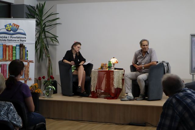 aktor i prowadząca spotkanie siedzą na fotelach na scenie