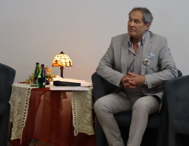 aktor siedzący na scenie