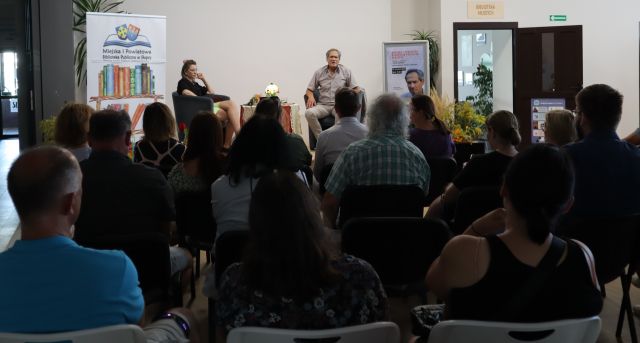 na zdjęciu uczestnicy spotkania, w tle siedzą aktor i prowadząca spotkanie