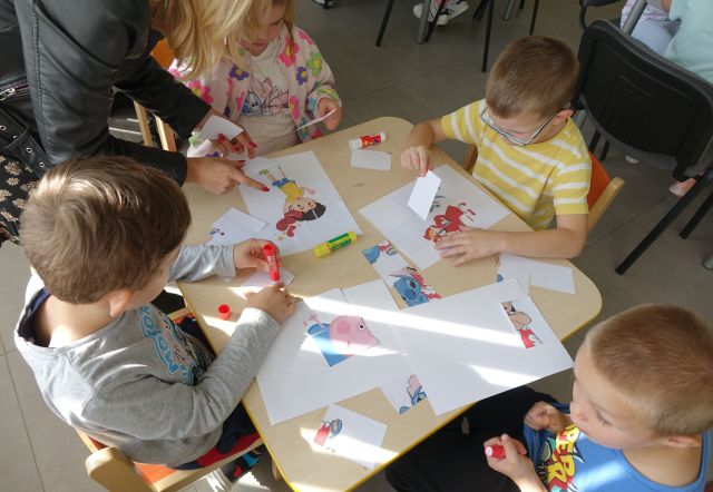 dzieci układają puzle z postaciami z bajek
