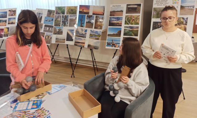 3 dziewczyny składają światełka