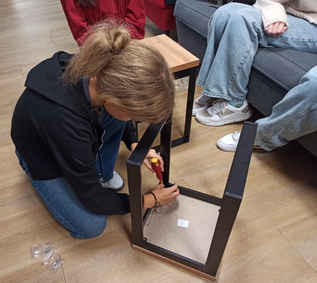 dziewczyna skręca taboret