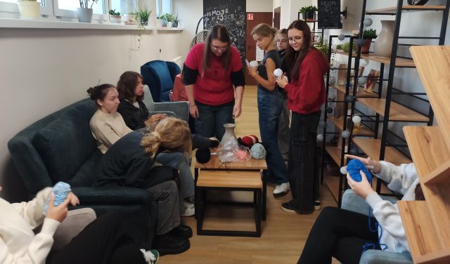 młodzież przygotowująca się do szydełkowania