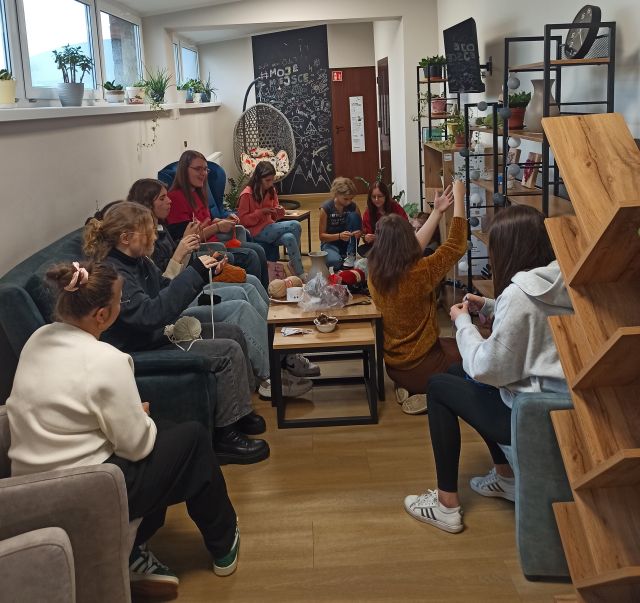 młodzież szydełkuje w przestrzeni młodzieżowej