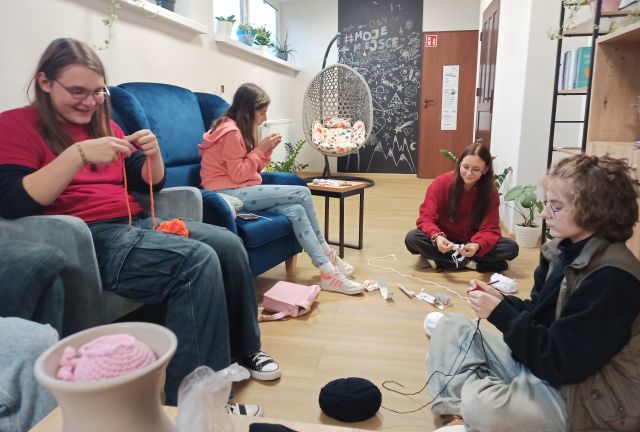 młodzież szydełkuje