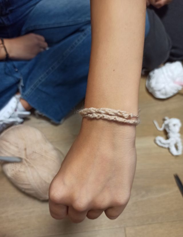 bransoletka wykonana szydełkiem na ręce