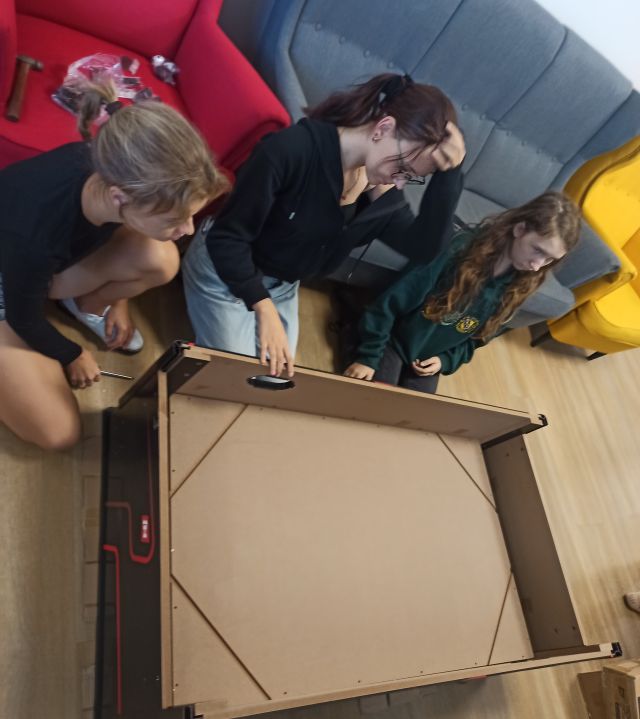 3 dziewczyny skręcają skrzynię