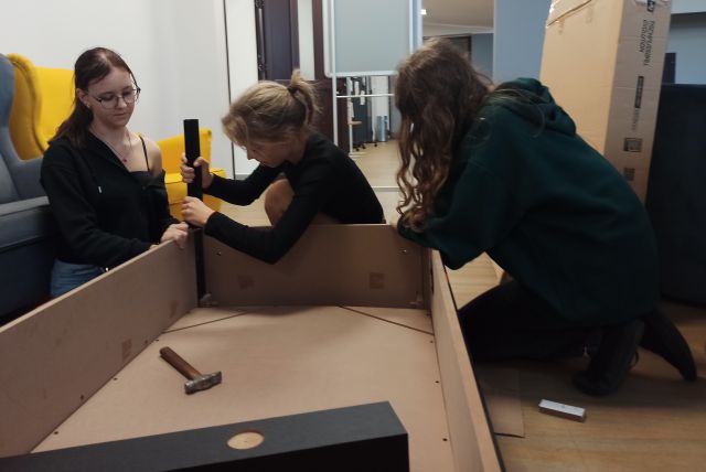 3 dziewczyny skręcają skrzynię