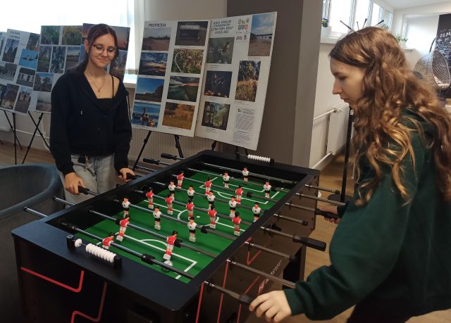 2 dziewczyny grają w piłkarzyki