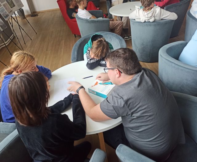 3 chłopców drukuje litery długopisem 3D