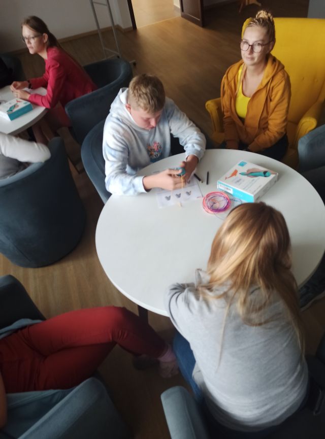 młodzież drukuje długopisami 3D