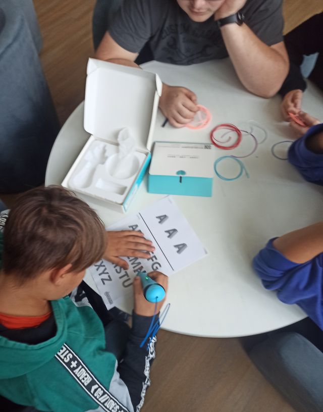 młodzież drukuje długopisami 3D