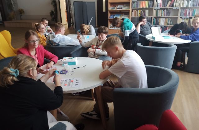 młodzież w czytelni drukuje długopisami 3D
