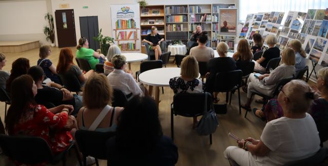 na zdjęciu uczestnicy spotkania z autorem