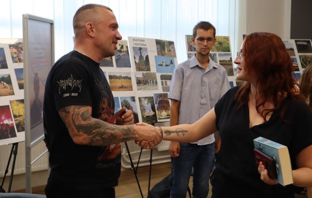 kobieta podająca dłoń do uściśnięcia autorowi