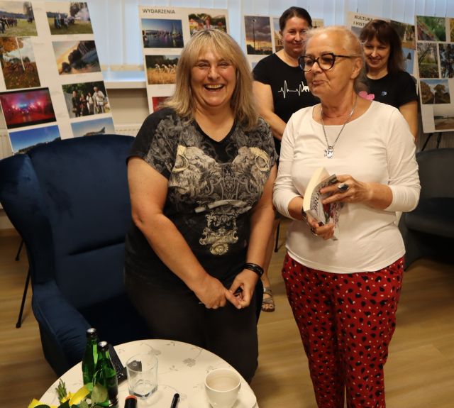 autorka pozuje do zdjęcia z uczestniczką spotkania