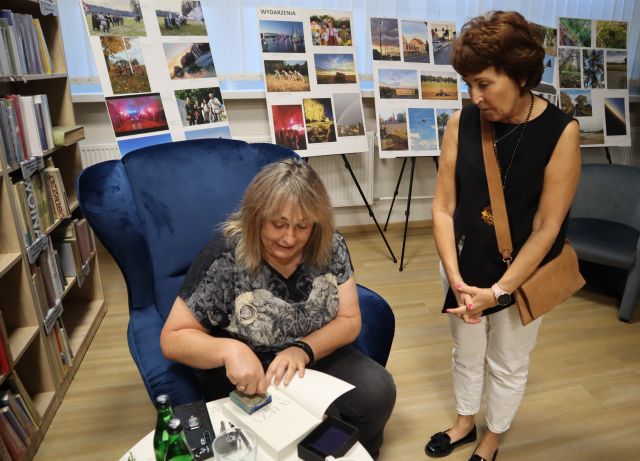 autorka podpisuje książkę uczestniczce spotkania