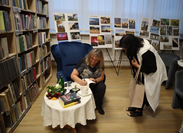 autorka podpisuje książkę uczestniczce spotkania