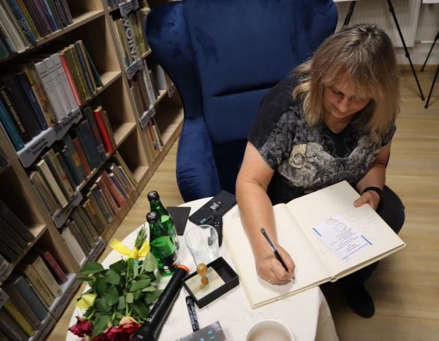 autorka wpisuje się do kroniki biblioteki