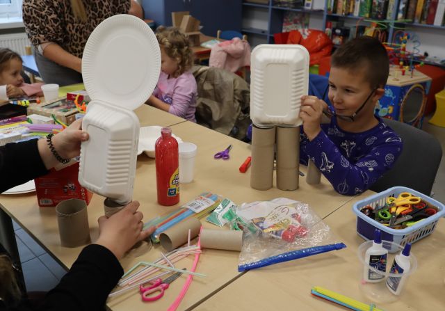 dzieci i rodzice robią roboty