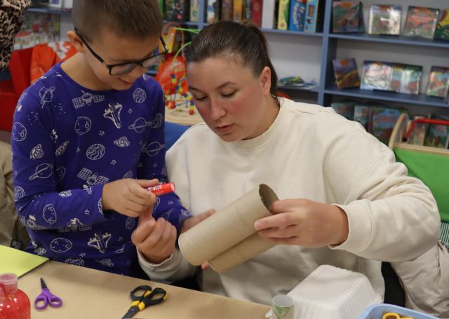 mama z chłopcem robią robota z rolek po papierze toaletowym