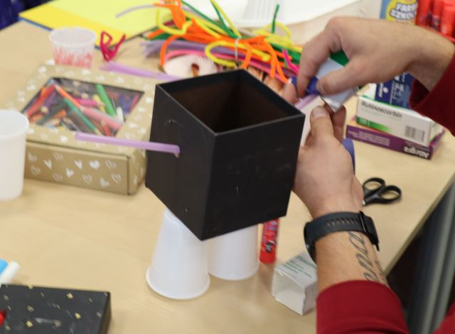 robot z materiału recyklingowego