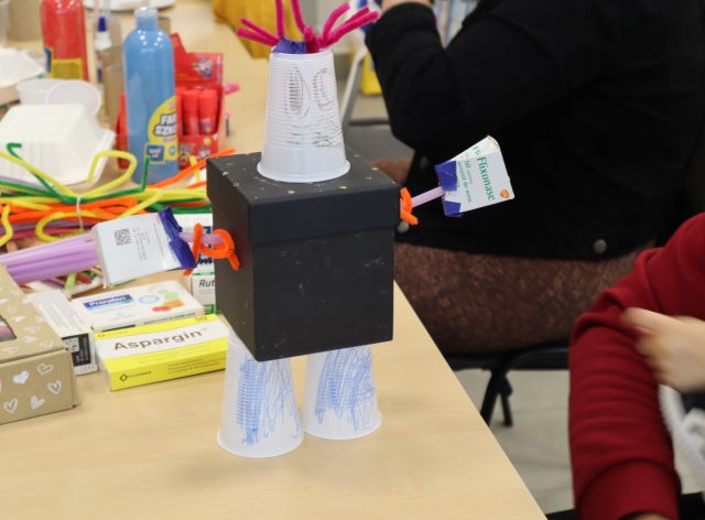 robot wykonany z materiałów recyklingowych